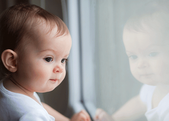 PSIB Babyambulanz, Kleinkind schaut aus dem Fenster